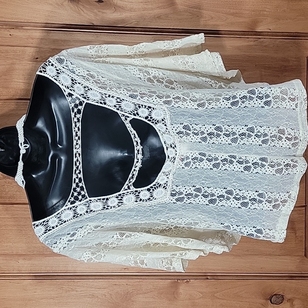 3/$10 *Vivid Co Lace Batwing Blouse - Picture 5 of 10